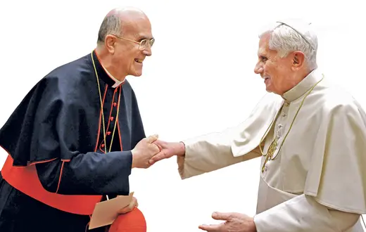 Kard. Tarcisio Bertone wraz z papieżem seniorem Benedyktem XVI Fot. OSSERVATORE ROMANO/epa_pap Kard. Tarcisio Bertone wraz z papieżem seniorem Benedyktem XVI Fot. OSSERVATORE ROMANO/epa_pap