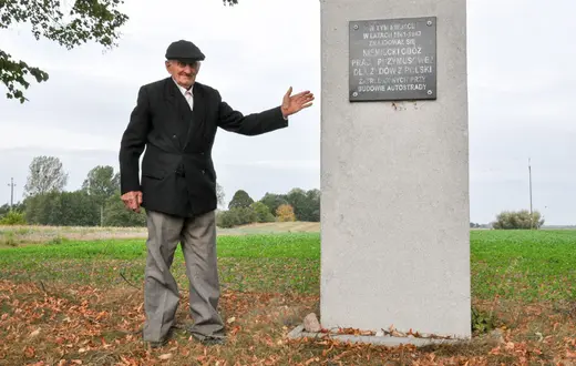 Bogdan Lisek przy tablicy informującej o istnieniu obozu w Wąsowie / fot. Łukasz Kaźmierczak, PK Bogdan Lisek przy tablicy informującej o istnieniu obozu w Wąsowie / fot. Łukasz Kaźmierczak, PK
