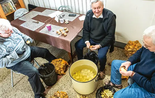 Księża z bazyliki mniejszej pw. św. Wincentego à Paulo w Bydgoszczy w okresie epidemii koronawirusa pracują w kuchni, przygotowując posiłki fot. Tytus Żmijewski/PAP Księża z bazyliki mniejszej pw. św. Wincentego à Paulo w Bydgoszczy w okresie epidemii koronawirusa pracują w kuchni, przygotowując posiłki fot. Tytus Żmijewski/PAP