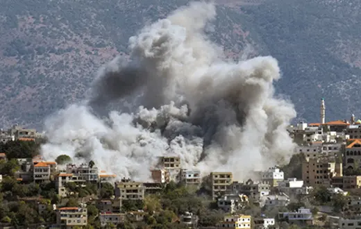 Izraelski nalot na miasto Al-Chijam w Libanie, 3 października 2024 r. | fot. Carl Court/Getty Images Izraelski nalot na miasto Al-Chijam w Libanie, 3 października 2024 r. | fot. Carl Court/Getty Images