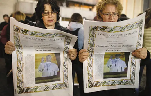 Kobiety czytają specjalne wydanie gazety L'Osservatore Romano, zawierające fotografię nowo wybranego papieża Franciszka, Watykan, 13 marca 2013 r. | fot. Peter Macdiarmid/Getty Images Kobiety czytają specjalne wydanie gazety L'Osservatore Romano, zawierające fotografię nowo wybranego papieża Franciszka, Watykan, 13 marca 2013 r. | fot. Peter Macdiarmid/Getty Images