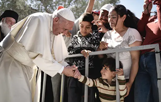 Franciszek w obozie dla uchodźców Moria na wyspie Lesbos w kwietniu 2016 r. | fot. Andrea Bonetti/Greek Prime Minister's Office/Getty Images Franciszek w obozie dla uchodźców Moria na wyspie Lesbos w kwietniu 2016 r. | fot. Andrea Bonetti/Greek Prime Minister's Office/Getty Images