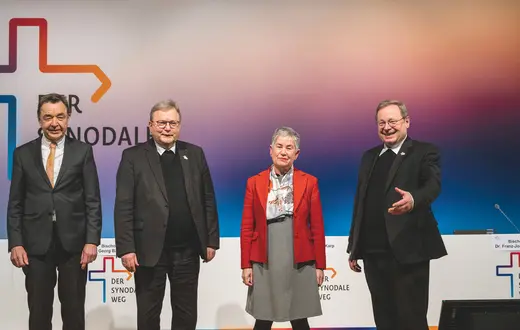 Prof. Thomas Söding, bp Franz-Josef Bode, Irme Stetter- -Karp oraz bp Georg Bätzing – jedne z najważniejszych osób dla niemieckiej „drogi synodalnej” podczas spotkania we Frankfurcie w lutym 2022 r. fot. Thomas Lohnes/ Getty Images