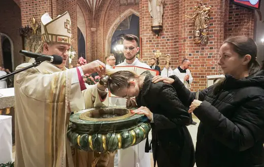 Wigilia paschalna z udzieleniem sakramentu chrztu św. siedmiu dorosłym katechumenom pod przewodnictwem abp. Zbigniewa Zielińskiego, metropolity poznańskiego, Poznań, Bazylika Archikatedralna, 4 kwietnia 2026 r. Fot. Waldemar Wylegalski/Archidiecezja Poznańska