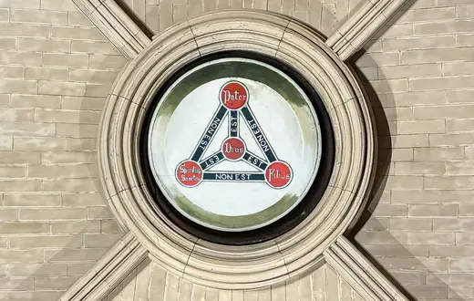 Detal sklepienia krzyżowo-żebrowego z Tarczą Trójcy Świętej (Scutum Fidei) – neogotycki element architektoniczny z wnętrza jednej z zabytkowych katedr w Dublinie, Irlandia. Okrągły medalion umieszczony w punkcie zbiegu profilowanych żeber sufitowych stanowi tradycyjny wizualny zapis dogmatu o Trójjedynym Bogu | fot. ks. Wojciech Nowicki
