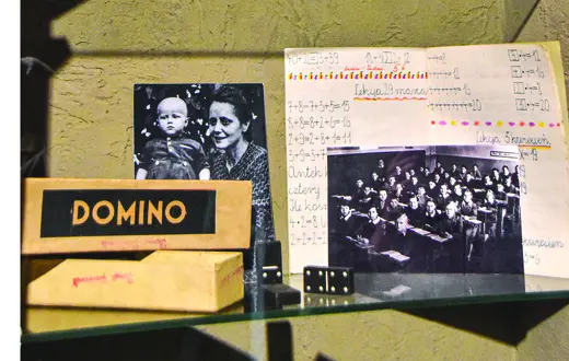 W Muzeum Czerwca 1956 możemy zobaczyć pamiątki po Romku Strzałkowskim. Wśród nich zdjęcia portretowe, nuty do gry, domino, harmonijka, plecak brezentowy i sandały. Większość pamiątek po chłopcu posiada charakterystyczne czerwone pieczątki z jego imieniem, nazwiskiem i datą śmierci fot. Maria Wawrzyńczak/PK