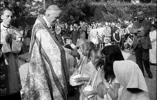 Arcybiskup Marcel Lefebvre (1905–1991), duchacz, misjonarz, uczestnik Soboru Watykańskiego II, który po jego zakończeniu przeszedł do opozycji wobec niektórych aspektów jego nauczania i założył tradycjonalistyczne Bractwo Kapłańskie św. Piusa X. W 1988 roku, bez zgody Watykanu, wyświęcił czterech biskupów, ściągając na siebie i na nich ekskomunikę | fot. AFP/East News