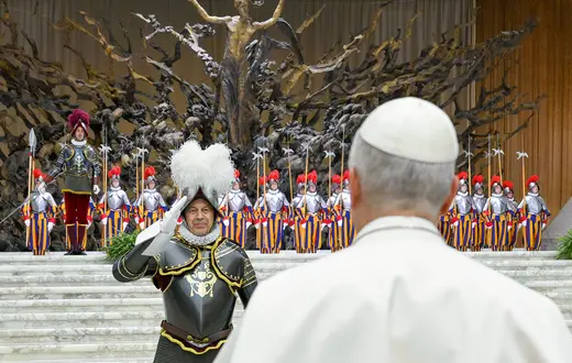 Papież Leon XIV podczas uroczystości zaprzysiężenia nowych rekrutów Gwardii Szwajcarskiej. Z powodu deszczu wydarzenie zorganizowano w Auli Pawła VI. Watykan, 6 maja 2026 r. | fot. VATICAN MEDIA/East News