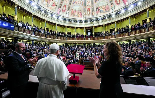 Świat przeżywa głęboki kryzys duchowy i kulturowy, który przejawia się w licznych formach przemocy, polaryzacji i wzajemnej nieufności. W tym kontekście pokój jawi się jako aspiracja polityczna, a jeszcze bardziej jako prawdziwy wymóg moralny. Domaga się on języka publicznego szanującego tych, którzy myślą inaczej – mówił w hiszpańskim parlamencie 8 czerwca Leon XIV | fot. Vatican Media/CPP/Imago Stock and People/East News