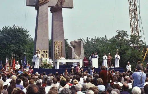 Uroczystość odsłonięcia pomnika Ofiar Poznańskiego Czerwca w 1981 r., dokładnie w 25. rocznicę wydarzeń czerwcowych fot. Wiesław M. Zieliński/East News