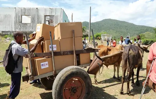 Wolontariusze Caritas dystrybuują pomoc humanitarną wysłaną ze Stanów Zjednoczonych dla mieszkańców dotkniętych huraganem Melissa w wiosce Hongolosongo we wschodniej Kubie, 18 czerwca 2026 r. Pomimo utrzymywania szeregu sankcji, które potęgują nędzę Kubańczyków, Waszyngton nadal wysyła pomoc dla ofiar Melissy za pośrednictwem Caritas | Fot. AFPTV STRINGER/AFP/East News