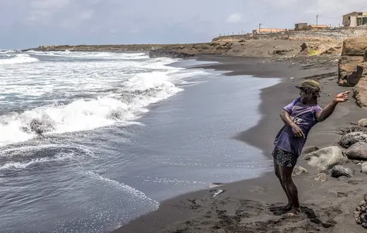 Rybak na plaży na wyspie Santiago, 21 maja 2026 r. Wyspy Zielonego Przylądka słyną z pięknych, piaszczystych plaż, jednak niektóre z nich giną ze względu na nielegalne wydobycie piasku. Z problemem tym mierzą się zwłaszcza uboższe, nieturystyczne regiony wyspy | Fot. Patrick Meinhardt/AFP/East News