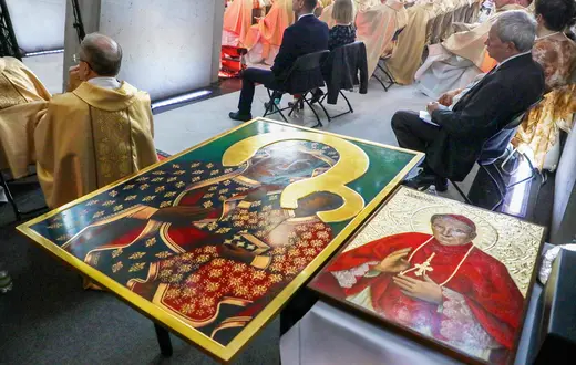 Wizerunek Matki Bożej Częstochowskiej – symbol polskiej tożsamości – w towarzystwie wizerunku bł. kard. Stefana Wyszyńskiego, wielkiego czciciela Madonny z Jasnej Góry. Uroczystości beatyfikacyjne w Świątyni Opatrzności Bożej w Warszawie, 12 września 2021 r. | Fot. Jakub Kaminski/East News