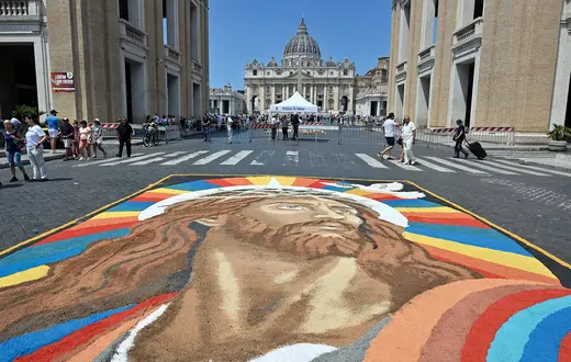 Infiorata to tradycja układania artystycznych dywanów z płatków kwiatów i roślin na ulicach z okazji ważnych uroczystości religijnych, najsilniej związana z Włochami. Na zdjęciu: dywan kwiatowy przedstawiający Jezusa ułożony w uroczystość Świętych Piotra i Pawła, 29 czerwca 2026 r. | Fot. IMAGO/ALESSIA GIULIANI/East News