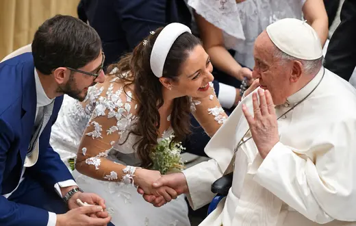 Papież Franciszek błogosławi nowożeńców w trakcie audiencji generalnej w Auli Pawła VI. Watykan, 28 lutego 2024 r. | Fot. Tiziana Fabi/AFP/East News