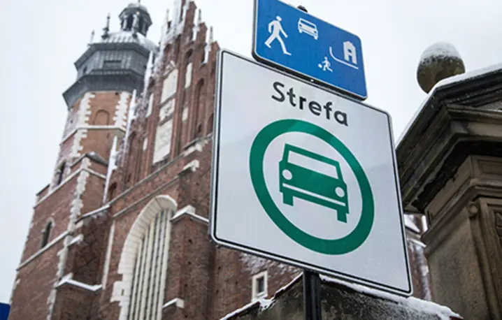 Kraków, 05.01.2019 r., strefa czystego transportu utworzona próbnie na krakowskim Kazimierzu, na zdjęciu znak D-54 | fot. Jan Graczynski/East News Kraków, 05.01.2019 r., strefa czystego transportu utworzona próbnie na krakowskim Kazimierzu, na zdjęciu znak D-54 | fot. Jan Graczynski/East News