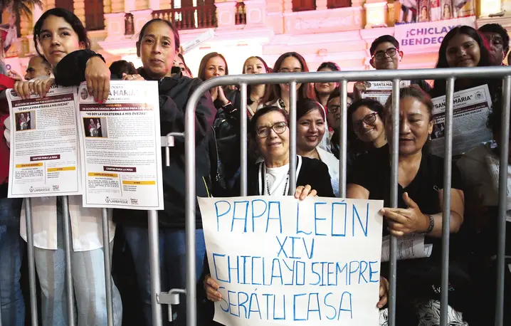 Chiclayo zawsze będzie twoim domem – taki transparent rozwiesili wierni podczas mszy świętej z okazji wyboru Leona XIV 10 maja 2025 r. w Chiclayo. Robert Prevost, wybrany 8 maja 2025 r. nowym papieżem, przez wiele lat pracował jako misjonarz w Peru, a w latach 2014–2023 był biskupem Chiclayo