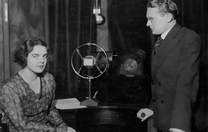 Wywiad Tadeusza Bocheńskiego z aktorką Zofią Batycką, zdobywczynią tytułu Miss Polonia w 1930 r., w Polskim Radiu, 1930–1932 fot. NAC Wywiad Tadeusza Bocheńskiego z aktorką Zofią Batycką, zdobywczynią tytułu Miss Polonia w 1930 r., w Polskim Radiu, 1930–1932 fot. NAC