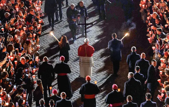 Droga krzyżowa w Koloseum w Wielki Piątek, Rzym, 3 kwietnia 2026 r. fot. Rex Features/East News Droga krzyżowa w Koloseum w Wielki Piątek, Rzym, 3 kwietnia 2026 r. fot. Rex Features/East News