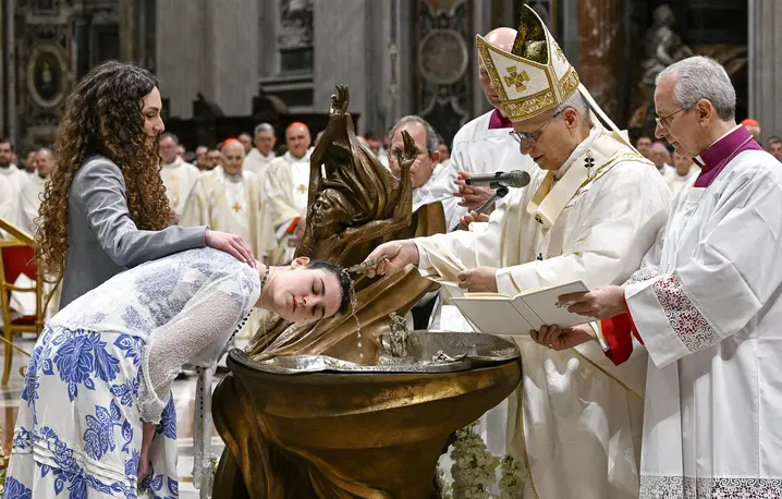 Leon XIV udziela chrztu podczas Wigilii Paschalnej w Bazylice św. Piotra, Watykan, 4 kwietnia 2026 r. fot. Matteo Pernaselci/VM/Abaca/East News Leon XIV udziela chrztu podczas Wigilii Paschalnej w Bazylice św. Piotra, Watykan, 4 kwietnia 2026 r. fot. Matteo Pernaselci/VM/Abaca/East News