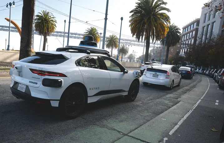 Autonomiczne taksówki na ulicach San Francisco, grudzień 2025 roku fot. Justin Sullivan/ Getty Images Autonomiczne taksówki na ulicach San Francisco, grudzień 2025 roku fot. Justin Sullivan/ Getty Images