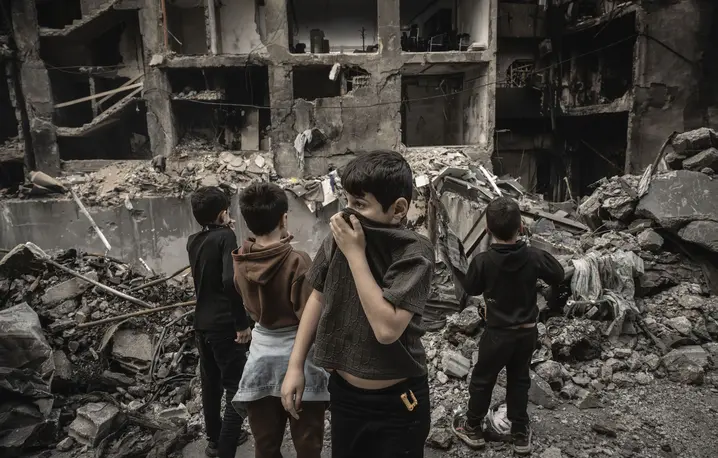 Izraelskie pociski nie oszczędziły nawet budynków przy reprezentacyjnej alei w centrum Bejrutu – Corniche al-Mazraa, 10 kwietnia 2026 r. fot. Murat Sengul/ Anadolu/Getty Images Izraelskie pociski nie oszczędziły nawet budynków przy reprezentacyjnej alei w centrum Bejrutu – Corniche al-Mazraa, 10 kwietnia 2026 r. fot. Murat Sengul/ Anadolu/Getty Images