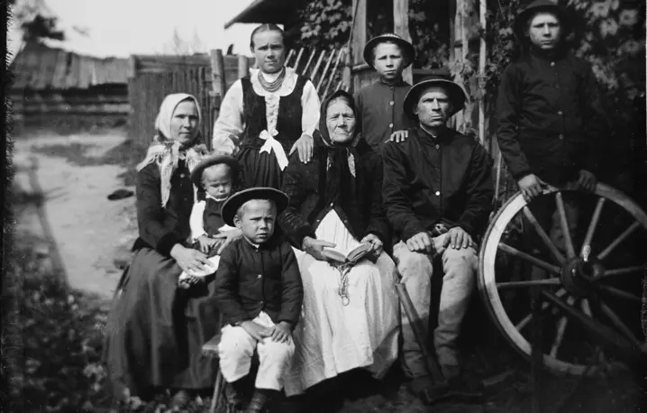 Wielopokoleniowa rodzina z Murzasichla, 1906 rok fot. Zbiory Muzeum etnograficznego w Krakowie Wielopokoleniowa rodzina z Murzasichla, 1906 rok fot. Zbiory Muzeum etnograficznego w Krakowie