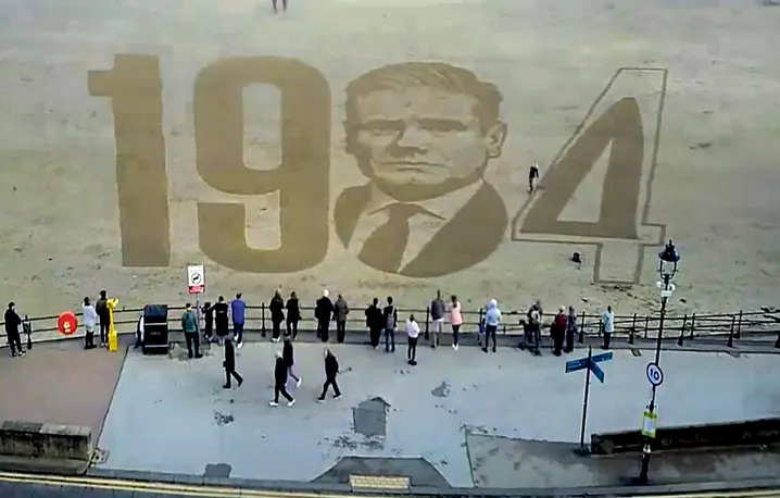 Premier Keir Starmer jako orwellowski Wielki Brat na plaży Scarborough, 29 września 2025 r. | fot. Jam Press/East News Premier Keir Starmer jako orwellowski Wielki Brat na plaży Scarborough, 29 września 2025 r. | fot. Jam Press/East News