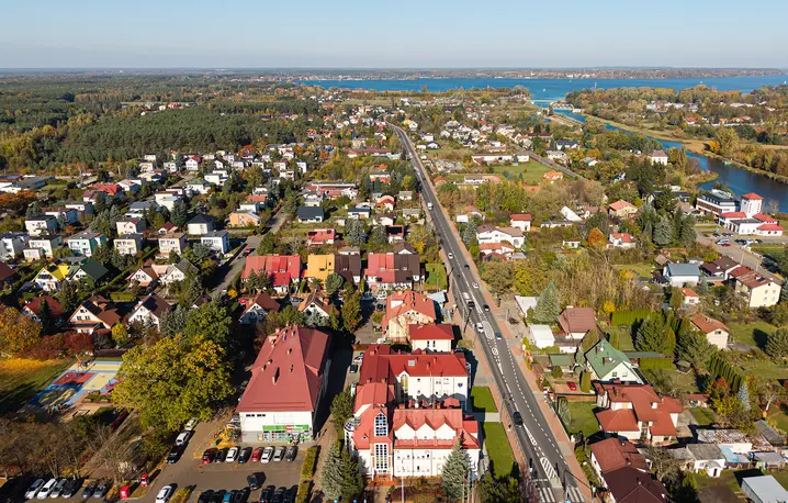 Według najnowszych raportów to właśnie mniejsze samorządy i gminy wiejskie zyskały najwięcej na reformie finansowej. Na zdjęciu: Nieporęt, powiat legionowski, woj. mazowieckie, 21 października 2025 r. | fot. Mateusz Grochocki/East News Według najnowszych raportów to właśnie mniejsze samorządy i gminy wiejskie zyskały najwięcej na reformie finansowej. Na zdjęciu: Nieporęt, powiat legionowski, woj. mazowieckie, 21 października 2025 r. | fot. Mateusz Grochocki/East News