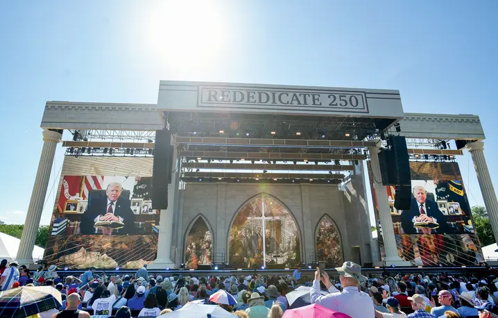Modlitwa na National Mall w Waszyngtonie podczas emisji nagranego przemówienia Donalda Trumpa. Religijno-patriotyczne zgromadzenie „Rededicate 250” zorganizowano w ramach obchodów 250-lecia niepodległości Stanów Zjednoczonych, USA, 17 maja 2026 r. | fot. Rod Lamkey/AP/East News Modlitwa na National Mall w Waszyngtonie podczas emisji nagranego przemówienia Donalda Trumpa. Religijno-patriotyczne zgromadzenie „Rededicate 250” zorganizowano w ramach obchodów 250-lecia niepodległości Stanów Zjednoczonych, USA, 17 maja 2026 r. | fot. Rod Lamkey/AP/East News