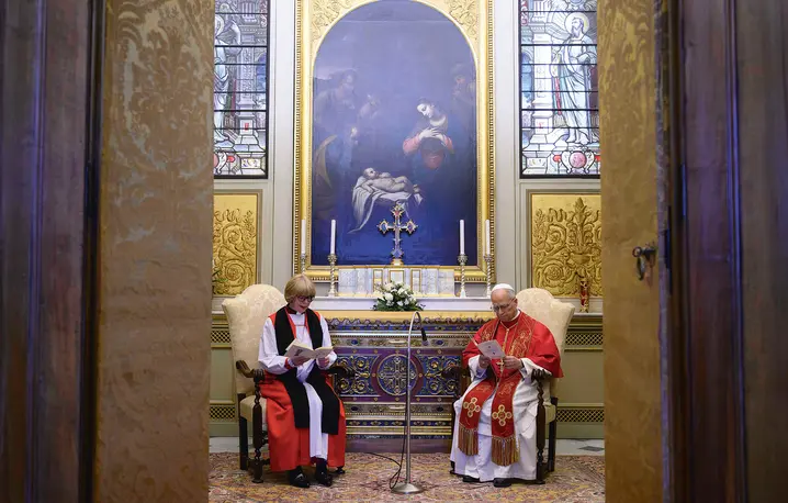 Leon XIV spotkał się z arcybiskupką Canterbury, Sarah Mullally, podczas prywatnej audiencji w Pałacu Apostolskim 27 kwietnia 2026 r. w Watykanie. To spotkanie było centralnym punktem czterodniowej pielgrzymki do Rzymu nowej prymas Kościoła anglikańskiego. fot. Simone Risoluti/ Vatican Media/ Vatican Pool/Getty Images Leon XIV spotkał się z arcybiskupką Canterbury, Sarah Mullally, podczas prywatnej audiencji w Pałacu Apostolskim 27 kwietnia 2026 r. w Watykanie. To spotkanie było centralnym punktem czterodniowej pielgrzymki do Rzymu nowej prymas Kościoła anglikańskiego. fot. Simone Risoluti/ Vatican Media/ Vatican Pool/Getty Images