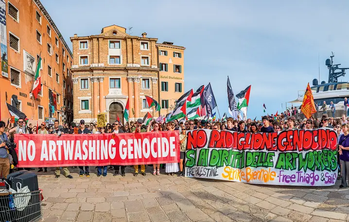 Manifestacja przeciwko „wybielaniu” wizerunku poprzez sztukę podczas otwarcia 61. Biennale w Wenecji. Aktywiści z koalicji Art Not Genocide Alliance (ANGA) sprzeciwiają się obecności pawilonów narodowych państw uwikłanych w konflikty zbrojne oraz wykorzystywaniu prestiżowych imprez kulturalnych do poprawy reputacji agresorów i korporacji. 61. Międzynarodowa Wystawa Sztuki – Biennale w Wenecji trwa do 22 listopada br. | fot. Simone Padovani/Getty Images Manifestacja przeciwko „wybielaniu” wizerunku poprzez sztukę podczas otwarcia 61. Biennale w Wenecji. Aktywiści z koalicji Art Not Genocide Alliance (ANGA) sprzeciwiają się obecności pawilonów narodowych państw uwikłanych w konflikty zbrojne oraz wykorzystywaniu prestiżowych imprez kulturalnych do poprawy reputacji agresorów i korporacji. 61. Międzynarodowa Wystawa Sztuki – Biennale w Wenecji trwa do 22 listopada br. | fot. Simone Padovani/Getty Images