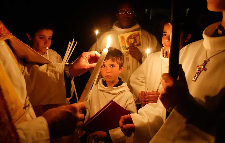 Liturgia Wigilii Paschalnej w Kościele Notre Dame du Travail w Paryżu: symbol przekazywania światła Chrystusa przypomina o misji każdego wierzącego, by być „światłością dla pogan”, 15 kwietnia 2017 r. | fot. Godong/Getty Images Liturgia Wigilii Paschalnej w Kościele Notre Dame du Travail w Paryżu: symbol przekazywania światła Chrystusa przypomina o misji każdego wierzącego, by być „światłością dla pogan”, 15 kwietnia 2017 r. | fot. Godong/Getty Images
