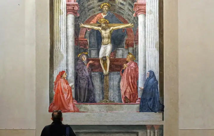 Renesansowy fresk Masaccia, Trójca Święta (ok. 1425–1427), w Bazylice Santa Maria Novella we Florencji. Widoczni na zdjęciu zwiedzający pozwalają poczuć monumentalną skalę tego przełomowego dzieła sztuki sakralnej | fot. Flickr Renesansowy fresk Masaccia, Trójca Święta (ok. 1425–1427), w Bazylice Santa Maria Novella we Florencji. Widoczni na zdjęciu zwiedzający pozwalają poczuć monumentalną skalę tego przełomowego dzieła sztuki sakralnej | fot. Flickr