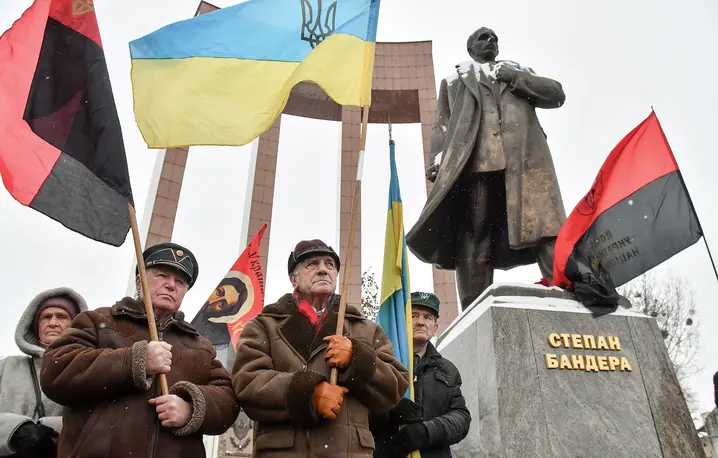 Dla jednych zbrodniarz, dla innych bohater – dla niektórych Ukraińców Stepan Bandera wciąż pozostaje bojownikiem o wolny kraj, uosabiającym opór przeciwko reżimowi ZSRR. Na zdjęciu: obchody 117. rocznicy urodzin Bandery, Lwów, 1 stycznia 2026 r. | fot. Beata Zawrzel/REPORTER/East News Dla jednych zbrodniarz, dla innych bohater – dla niektórych Ukraińców Stepan Bandera wciąż pozostaje bojownikiem o wolny kraj, uosabiającym opór przeciwko reżimowi ZSRR. Na zdjęciu: obchody 117. rocznicy urodzin Bandery, Lwów, 1 stycznia 2026 r. | fot. Beata Zawrzel/REPORTER/East News