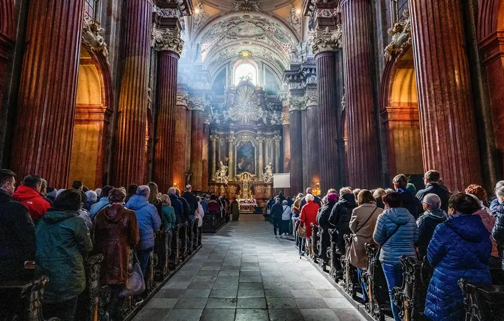 Reforma po Soborze Watykańskim II miała na celu zmianę sposobu uczestnictwa w liturgii – od strategii widza jak w teatrze po partycypację. Poznań, 8 marca 2026 r. | fot. Łukasz Gdak/East News Reforma po Soborze Watykańskim II miała na celu zmianę sposobu uczestnictwa w liturgii – od strategii widza jak w teatrze po partycypację. Poznań, 8 marca 2026 r. | fot. Łukasz Gdak/East News