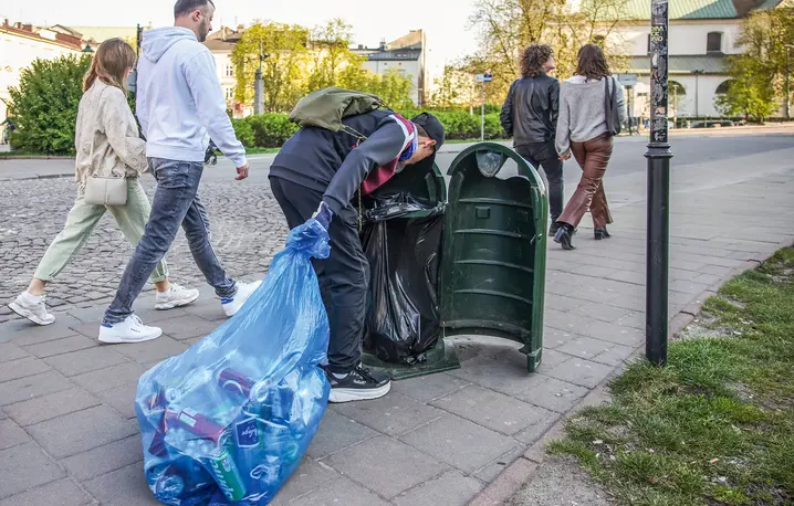 W gminach wiejskich brakuje punktów zwrotu opakowań kaucyjnych, w dużych miastach raczej nie ma z tym problemu – rekordzista w Krakowie odzyskał z kaucji ponad 1600 zł | fot. Beata Zawrzel/REPORTER W gminach wiejskich brakuje punktów zwrotu opakowań kaucyjnych, w dużych miastach raczej nie ma z tym problemu – rekordzista w Krakowie odzyskał z kaucji ponad 1600 zł | fot. Beata Zawrzel/REPORTER