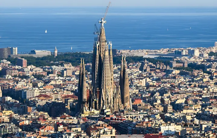 Bazylika Sagrada Família w Barcelonie na kilka dni przed wizytą Leona XIV. Budowa świątyni rozpoczęła się w 1882 roku. Mimo zamontowania krzyża na najwyższej z wież całość nie jest ukończona. Szacuje się, że pełne wykończenie detali rzeźbiarskich i wnętrza potrwa jeszcze kilka lat | fot. Cheng Min/Xinhua News/East News Bazylika Sagrada Família w Barcelonie na kilka dni przed wizytą Leona XIV. Budowa świątyni rozpoczęła się w 1882 roku. Mimo zamontowania krzyża na najwyższej z wież całość nie jest ukończona. Szacuje się, że pełne wykończenie detali rzeźbiarskich i wnętrza potrwa jeszcze kilka lat | fot. Cheng Min/Xinhua News/East News