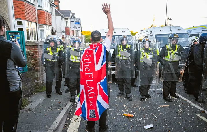 Demonstracja w Southampton, 2 czerwca 2026 r. Protestujący wyszli na ulice po opublikowaniu nagrań z kamer policjantów, pokazujących, że funkcjonariusze nie pomogli Henry'emu Nowakowi, który mówił, że został pchnięty nożem i nie może oddychać | fot. Justin Tallis/AFP/ East News Demonstracja w Southampton, 2 czerwca 2026 r. Protestujący wyszli na ulice po opublikowaniu nagrań z kamer policjantów, pokazujących, że funkcjonariusze nie pomogli Henry'emu Nowakowi, który mówił, że został pchnięty nożem i nie może oddychać | fot. Justin Tallis/AFP/ East News