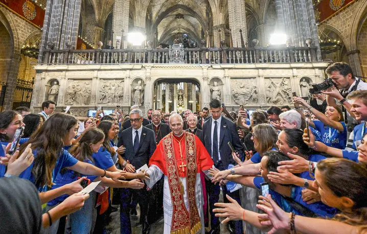 Papież Leon XIV witany przez wiernych w Katedrze Świętego Krzyża i św. Eulalii w Barcelonie, gdzie przewodniczył południowej modlitwie, 9 czerwca 2026 r. | Fot. VM/CPP/East News Papież Leon XIV witany przez wiernych w Katedrze Świętego Krzyża i św. Eulalii w Barcelonie, gdzie przewodniczył południowej modlitwie, 9 czerwca 2026 r. | Fot. VM/CPP/East News