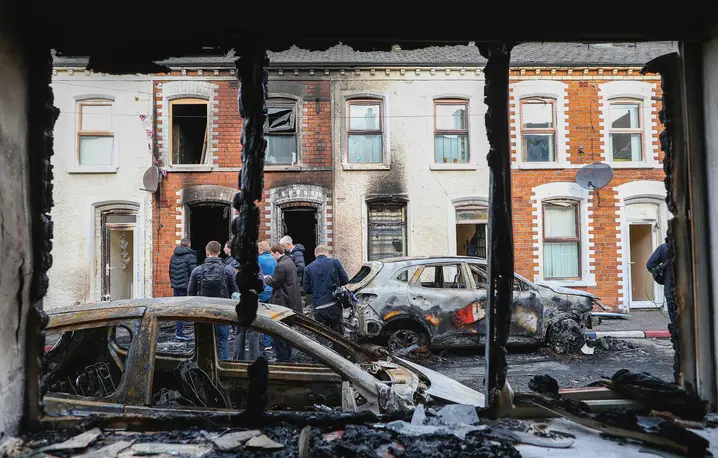 W Belfaście podczas antyimigranckich zamieszek płonęły m.in. sklepy należące do zagranicznych osiedleńców | fot. Paul Faith/AFP/East News W Belfaście podczas antyimigranckich zamieszek płonęły m.in. sklepy należące do zagranicznych osiedleńców | fot. Paul Faith/AFP/East News