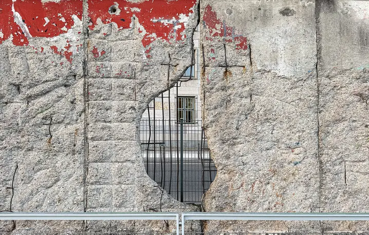 Fragment muru berlińskiego przy Niederkirchnerstraße, luty 2026 r. Jego upadek był symbolicznym końcem podziału w Europie na blok wschodni, będący strefą wpływów Związku Radziekiego, i zachodni, demokratyczny. Papież Leon XIV przestrzega przed wznoszeniem murów między ludźmi i państwami, niekoniecznie tych z kamienia | fot. ks. Wojciech Nowicki Fragment muru berlińskiego przy Niederkirchnerstraße, luty 2026 r. Jego upadek był symbolicznym końcem podziału w Europie na blok wschodni, będący strefą wpływów Związku Radziekiego, i zachodni, demokratyczny. Papież Leon XIV przestrzega przed wznoszeniem murów między ludźmi i państwami, niekoniecznie tych z kamienia | fot. ks. Wojciech Nowicki