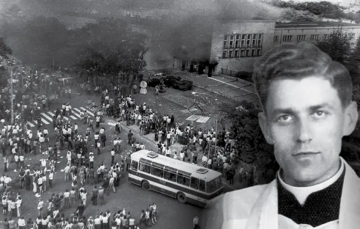 Protestujący robotnicy wokół podpalonego budynku KW PZPR w Radomiu, 25 czerwca 1976 roku. Ks. Roman Kotlarz solidaryzował się z brutalnie pacyfikowanym tłumem i zapłacił za to najwyższą cenę | fot. Wikipedia Protestujący robotnicy wokół podpalonego budynku KW PZPR w Radomiu, 25 czerwca 1976 roku. Ks. Roman Kotlarz solidaryzował się z brutalnie pacyfikowanym tłumem i zapłacił za to najwyższą cenę | fot. Wikipedia