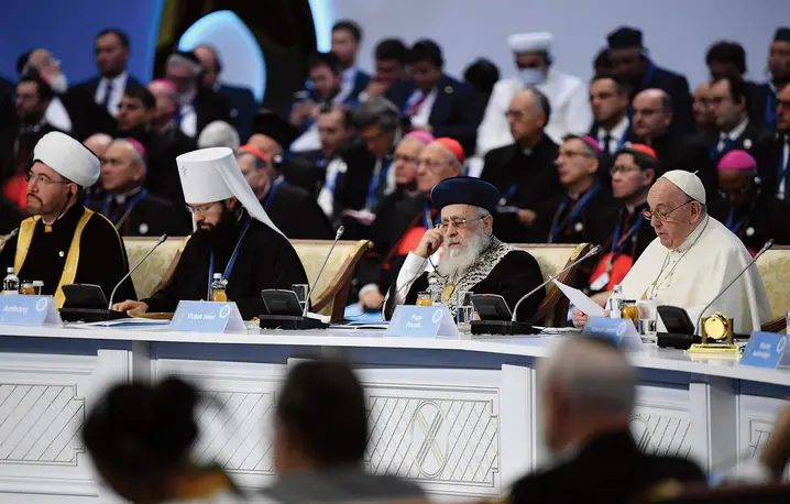 Papież Franciszek podczas pielgrzymki do Kazachstanu we wrześniu 2022 roku. Wziął tam udział w VII Kongresie Przywódców Światowych i Tradycyjnych Religii, a także spotkał się z miejscowymi katolikami, stanowiącymi 2 proc. kazachskiego społeczeństwa | fot. Filippo Monteforte/AFP/East News Papież Franciszek podczas pielgrzymki do Kazachstanu we wrześniu 2022 roku. Wziął tam udział w VII Kongresie Przywódców Światowych i Tradycyjnych Religii, a także spotkał się z miejscowymi katolikami, stanowiącymi 2 proc. kazachskiego społeczeństwa | fot. Filippo Monteforte/AFP/East News