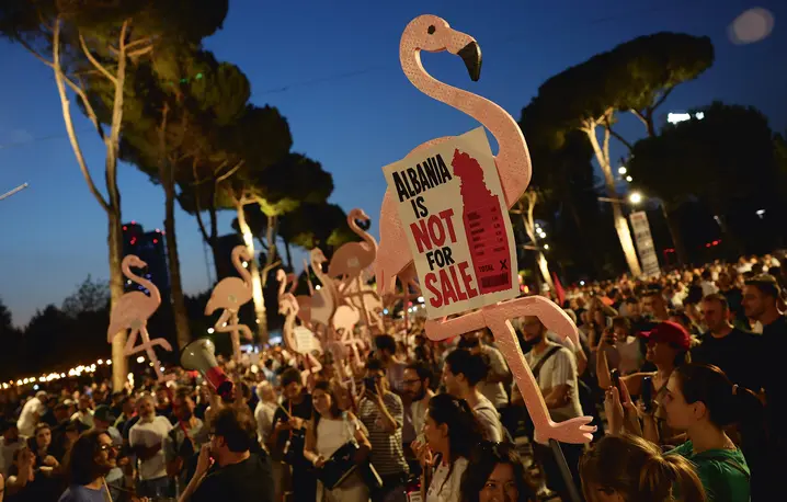 Protest na ulicach Tirany, 27 czerwca 2026 r. Albania nie na przedaż – to hasło bardzo często wznoszone przez demonstrantów | fot. Adnan Beci/AFP/East News Protest na ulicach Tirany, 27 czerwca 2026 r. Albania nie na przedaż – to hasło bardzo często wznoszone przez demonstrantów | fot. Adnan Beci/AFP/East News