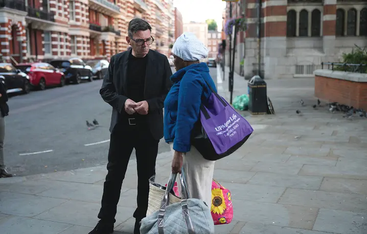 Andy Burnham rozmawia z Hubarem, osobą w kryzysie bezdomności, podczas spotkania z bezdomnymi na ulicy w towarzystwie pracowników londyńskiej organizacji charytatywnej The Passage, poniedziałek 20 lipca 2026 r. | fot. Christopher Furlong/Associated Press/East News Andy Burnham rozmawia z Hubarem, osobą w kryzysie bezdomności, podczas spotkania z bezdomnymi na ulicy w towarzystwie pracowników londyńskiej organizacji charytatywnej The Passage, poniedziałek 20 lipca 2026 r. | fot. Christopher Furlong/Associated Press/East News
