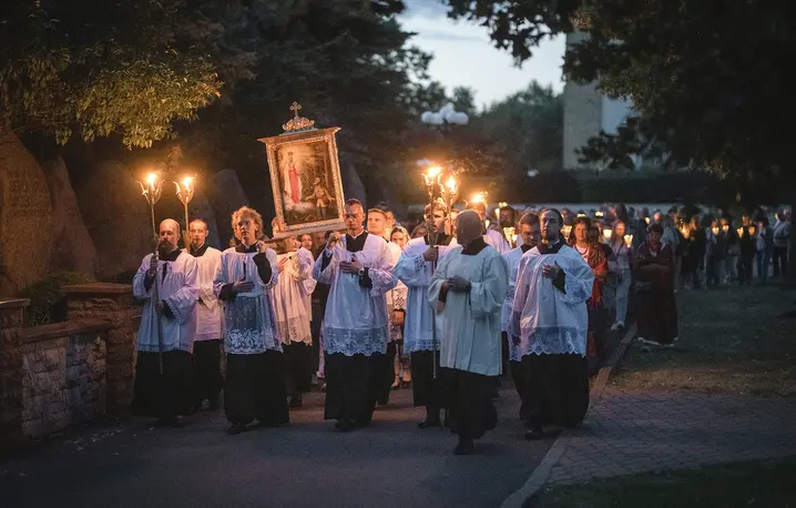 Uczestnicy warsztatów co roku włączają się w apel maryjny i procesję ze światłami organizowaną w pierwszą sobotę miesiąca w licheńskim sanktuarium | Fot. Piotr Łysakowski Uczestnicy warsztatów co roku włączają się w apel maryjny i procesję ze światłami organizowaną w pierwszą sobotę miesiąca w licheńskim sanktuarium | Fot. Piotr Łysakowski