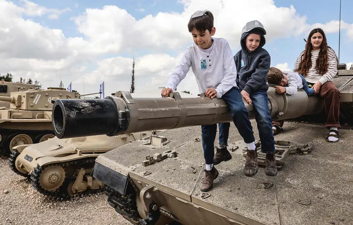 Izraelskie dzieci w muzeum wojsk pancernych na wzgórzu Latrun, 21 kwietnia 2026 roku | fot. Jack Guez/AFP/East News Izraelskie dzieci w muzeum wojsk pancernych na wzgórzu Latrun, 21 kwietnia 2026 roku | fot. Jack Guez/AFP/East News