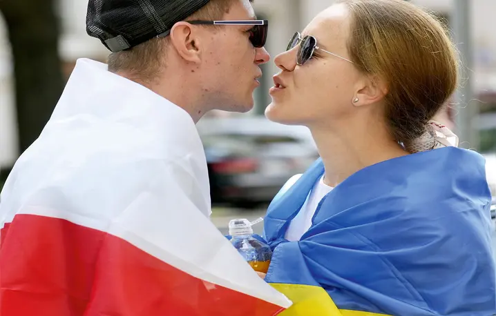 Przeciwwagą dla mowy nienawiści i polaryzacji są inicjatywy budujące spójność społeczną i poczucie wspólnoty. Na zdjęciu: Manifestacja Przyjaźni z Ukrainą w Warszawie, 19 lipca 2026 r. | fot. Marysia Zawada/REPORTER/East News Przeciwwagą dla mowy nienawiści i polaryzacji są inicjatywy budujące spójność społeczną i poczucie wspólnoty. Na zdjęciu: Manifestacja Przyjaźni z Ukrainą w Warszawie, 19 lipca 2026 r. | fot. Marysia Zawada/REPORTER/East News