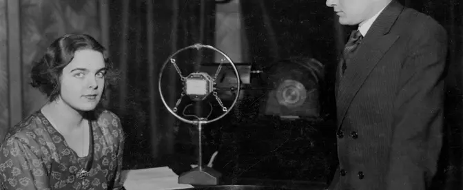 Wywiad Tadeusza Bocheńskiego z aktorką Zofią Batycką, zdobywczynią tytułu Miss Polonia w 1930 r., w Polskim Radiu, 1930–1932 fot. NAC